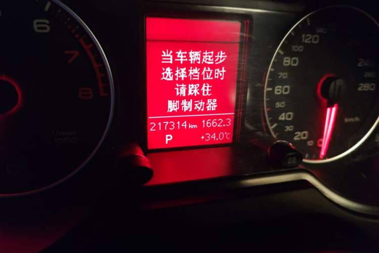 Used Audi Q5 2011 2.0TFSI Technology Model Odometer Close Up