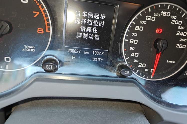 Used Audi Q5 2011 2.0TFSI Comfort Version Odometer Close Up