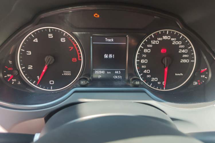 Used Audi Q5 2011 2.0TFSI Luxury Edition Odometer Close Up