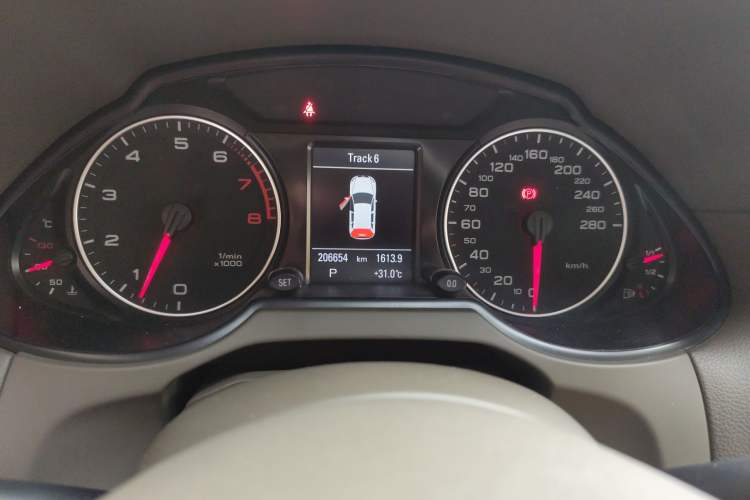 Used Audi Q5 2011 2.0TFSI Comfort Version Odometer Close Up