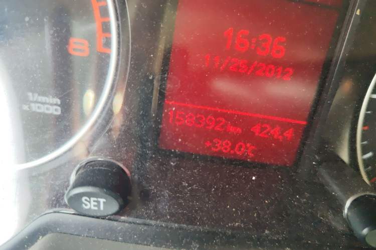 Used Audi Q5 2011 2.0TFSI Technology Model Odometer Close Up
