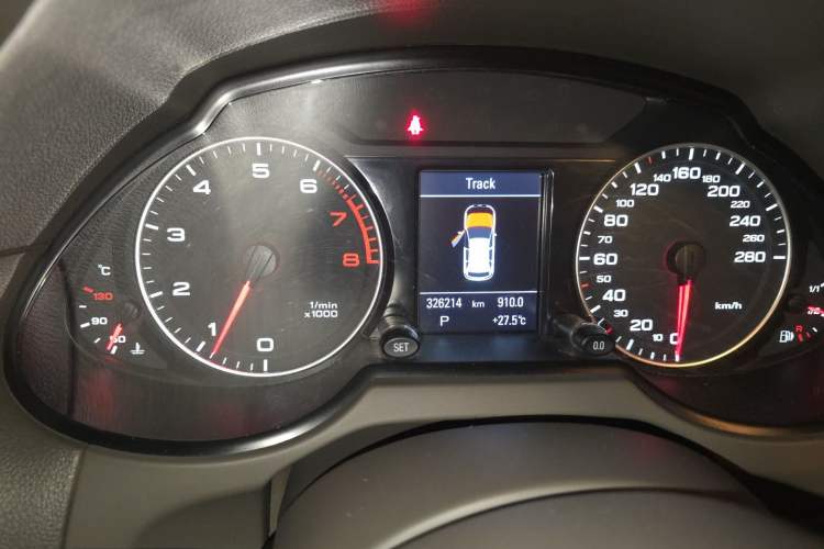 Used Audi Q5 2011 2.0TFSI Comfort Version Odometer Close Up