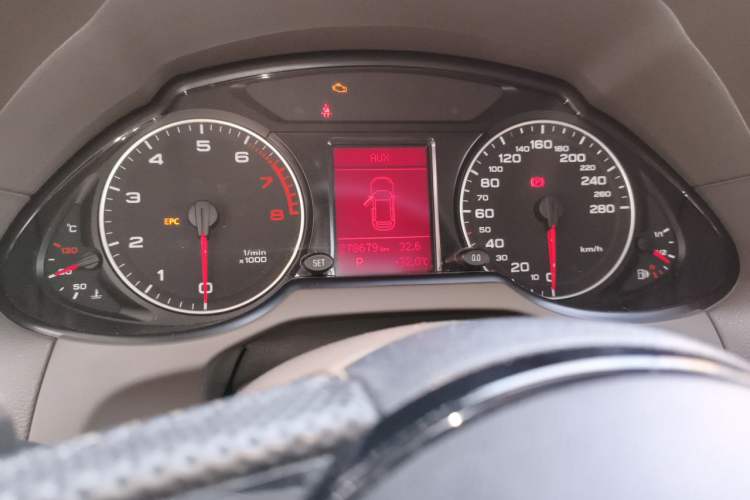 Used Audi Q5 2011 2.0TFSI Technology Model Odometer Close Up