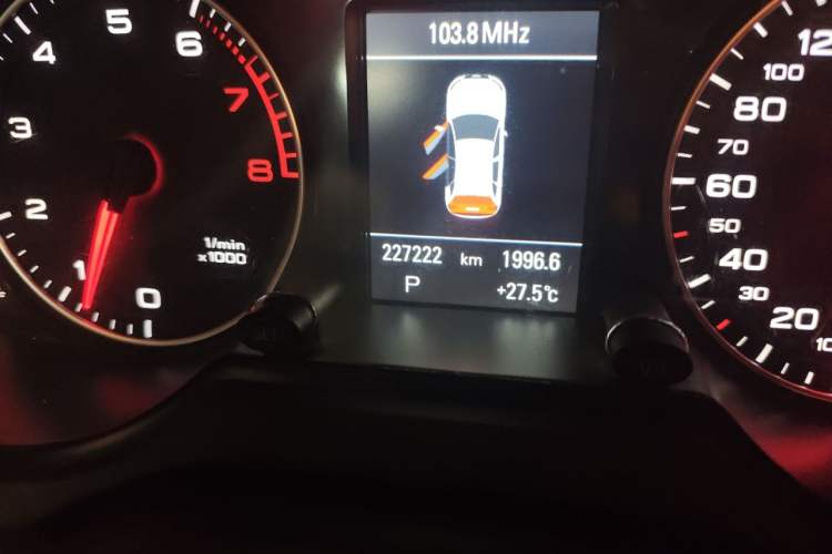 Used Audi Q5 2011 2.0TFSI Comfort Version Odometer Close Up