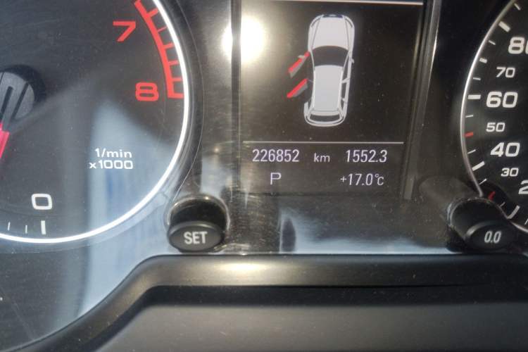 Used Audi Q5 2011 2.0TFSI Dynamic Edition Odometer Close Up