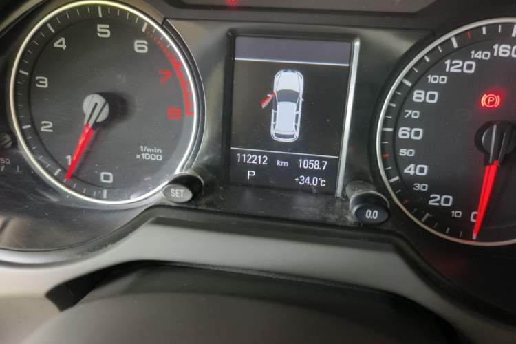 Used Audi Q5 2011 2.0TFSI Comfort Version Odometer Close Up