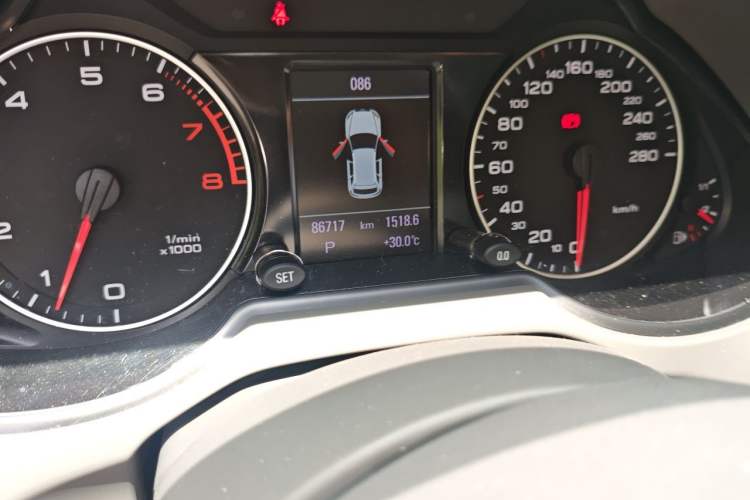 Used Audi Q5 2011 2.0TFSI Comfort Version Odometer Close Up