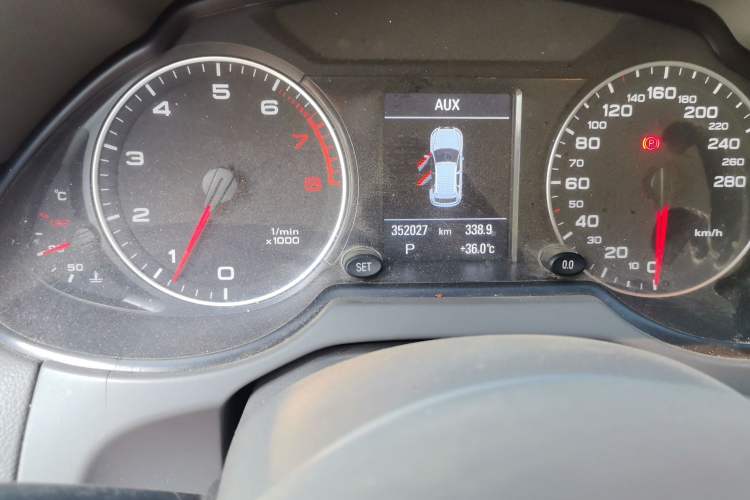 Used Audi Q5 2011 2.0TFSI Comfort Version Odometer Close Up
