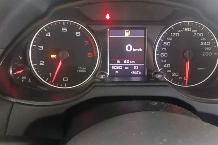 Used Audi Q5 2011 2.0TFSI Comfort Version Odometer Close Up