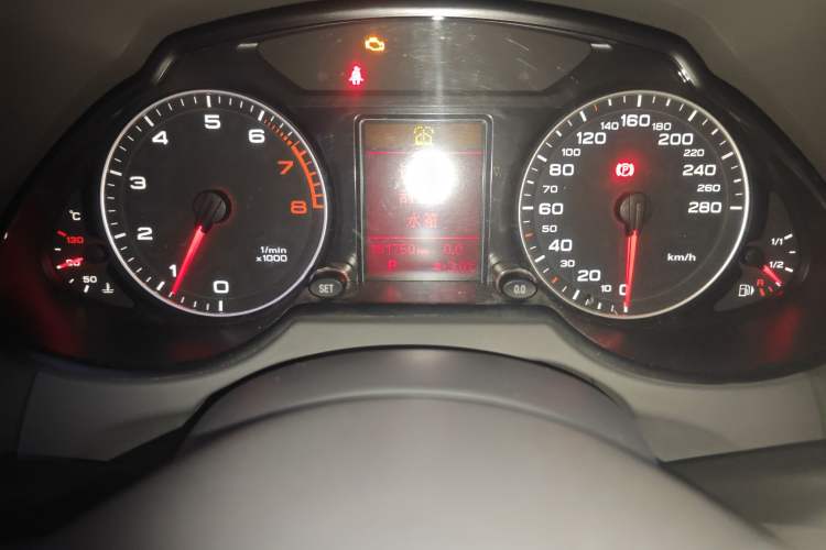 Used Audi Q5 2011 2.0TFSI Comfort Version Odometer Close Up