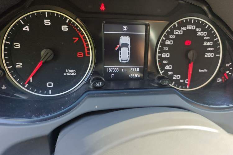 Used Audi Q5 2011 2.0TFSI Luxury Edition Odometer Close Up