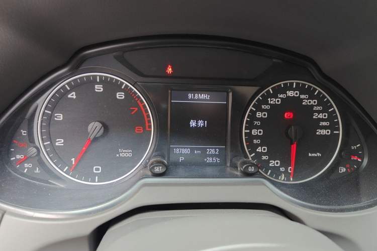 Used Audi Q5 2011 2.0TFSI Comfort Version Odometer Close Up