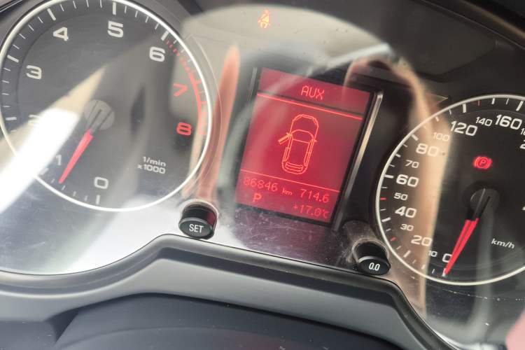 Used Audi Q5 2011 2.0TFSI Technology Model Odometer Close Up