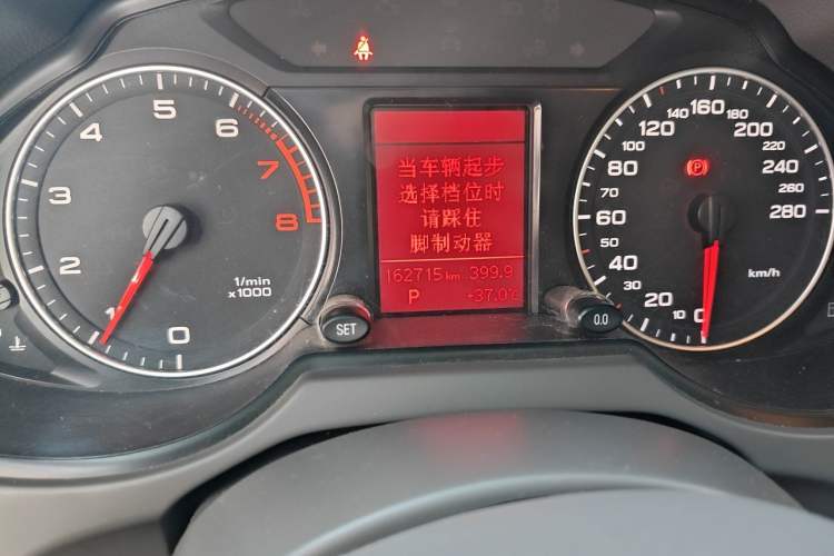 Used Audi Q5 2011 2.0TFSI Technology Model Odometer Close Up
