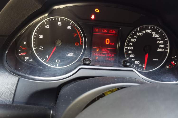 Used Audi Q5 2011 2.0TFSI Technology Model Odometer Close Up