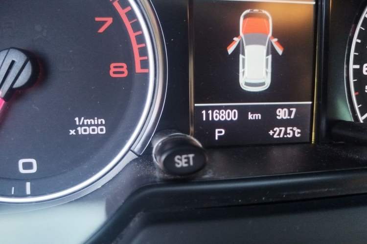 Used Audi Q5 2011 2.0TFSI Dynamic Edition Odometer Close Up