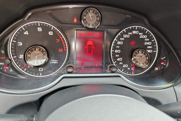 Used Audi Q5 2011 2.0TFSI Technology Model Odometer Close Up