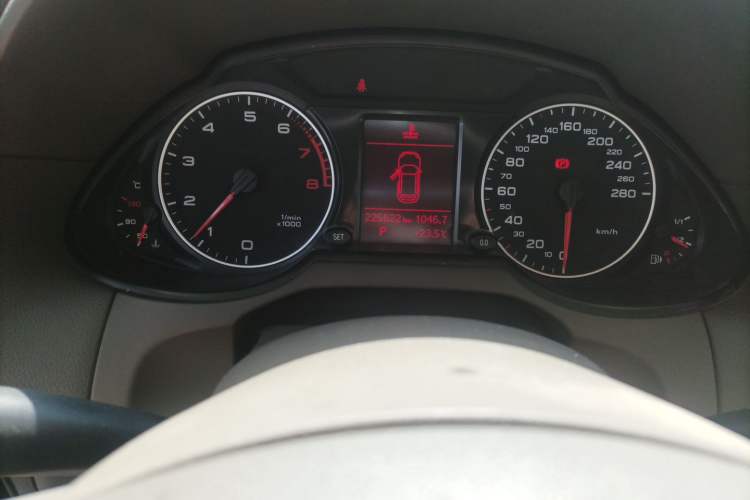 Used Audi Q5 2011 2.0TFSI Technology Model Odometer Close Up
