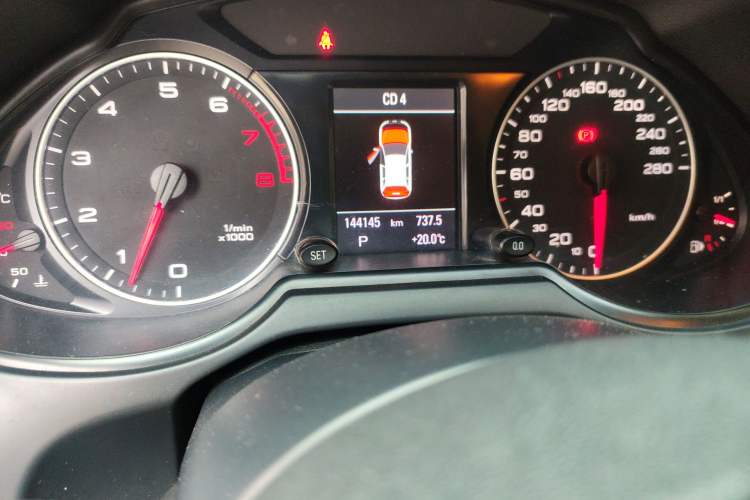 Used Audi Q5 2011 2.0TFSI Ambition Edition Odometer Close Up