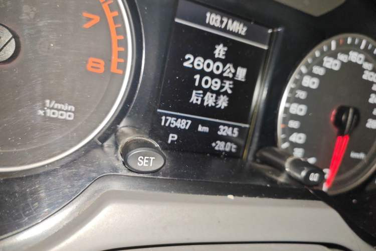 Used Audi Q5 2011 2.0TFSI Comfort Version Odometer Close Up