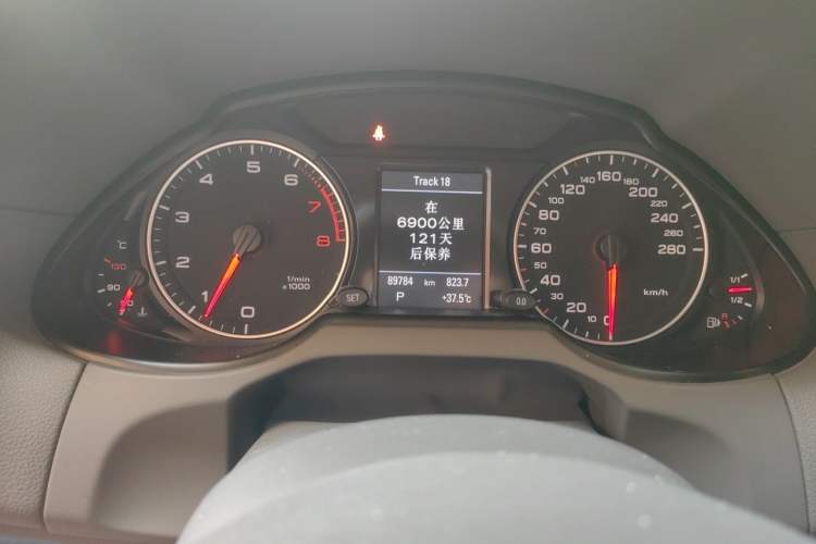 Used Audi Q5 2011 2.0TFSI Luxury Edition Odometer Close Up