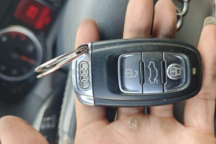 Used Audi Q5 2011 2.0TFSI Ambition Edition Vehicle Key