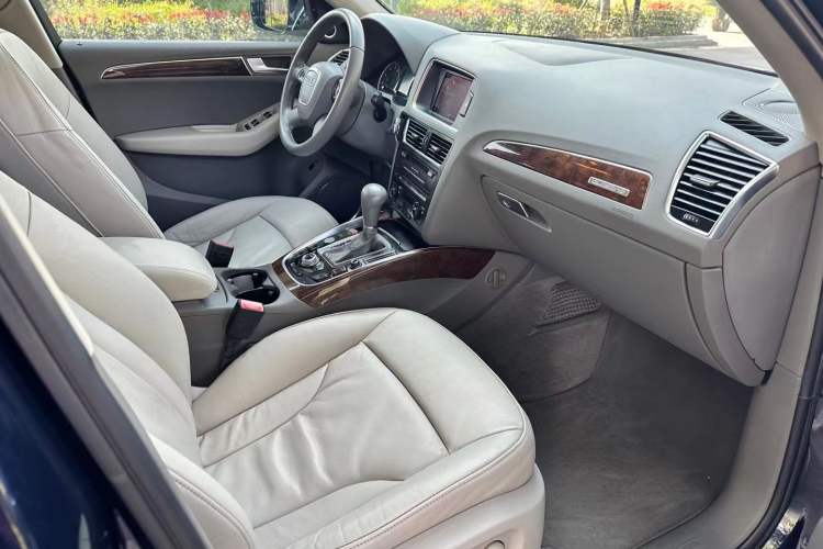Used Audi Q5 2011 2.0TFSI Comfort Version Interior 3