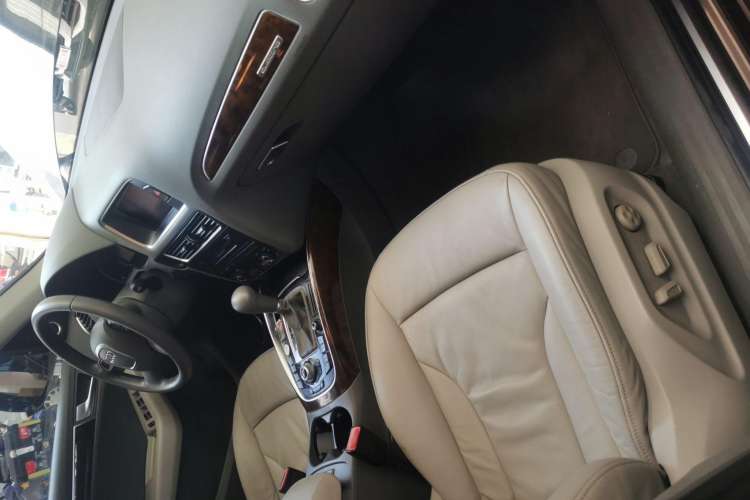 Used Audi Q5 2011 2.0TFSI Comfort Version Interior 4