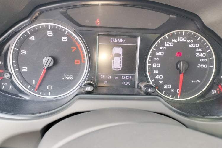 Used Audi Q5 2011 2.0TFSI Comfort Version Odometer Close Up