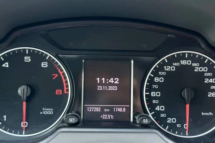 Used Audi Q5 2011 2.0TFSI Comfort Version Odometer Close Up