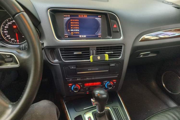 Used Audi Q5 2011 2.0TFSI Comfort Version Audio And AC Panel