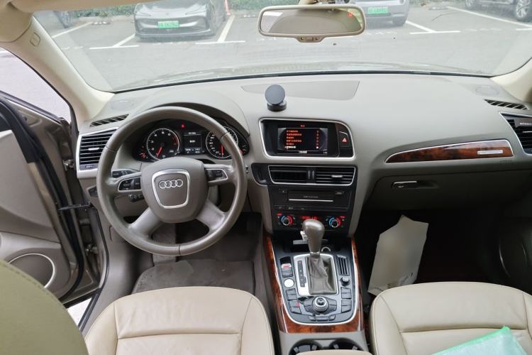 Used Audi Q5 2011 2.0TFSI Comfort Version Center Console