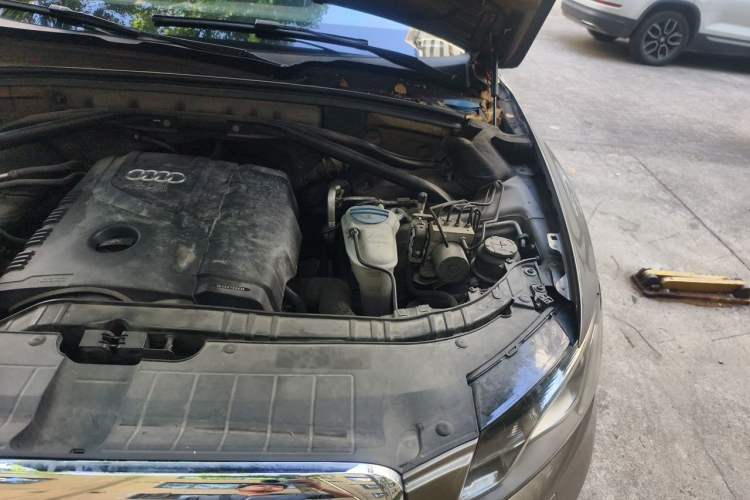 Used Audi Q5 2011 2.0TFSI Comfort Version Engine Bay Left