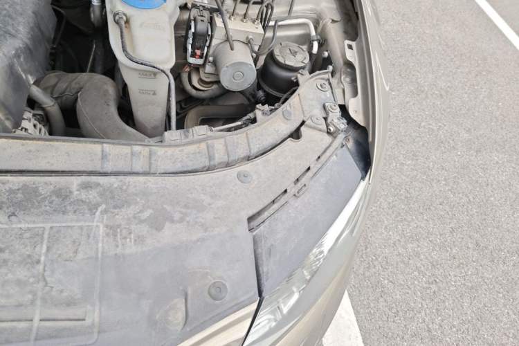 Used Audi Q5 2011 2.0TFSI Comfort Version Engine Bay Left