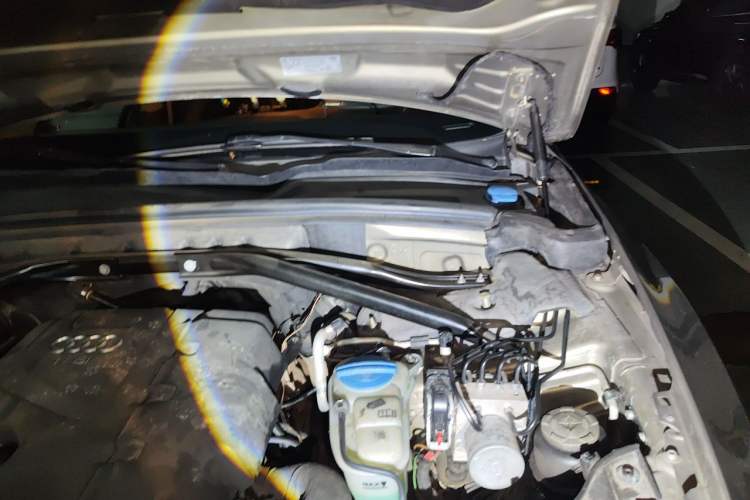 Used Audi Q5 2011 2.0TFSI Technology Model Engine Bay Left
