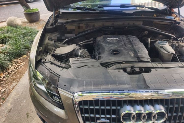 Used Audi Q5 2011 2.0TFSI Comfort Version Engine Bay Right