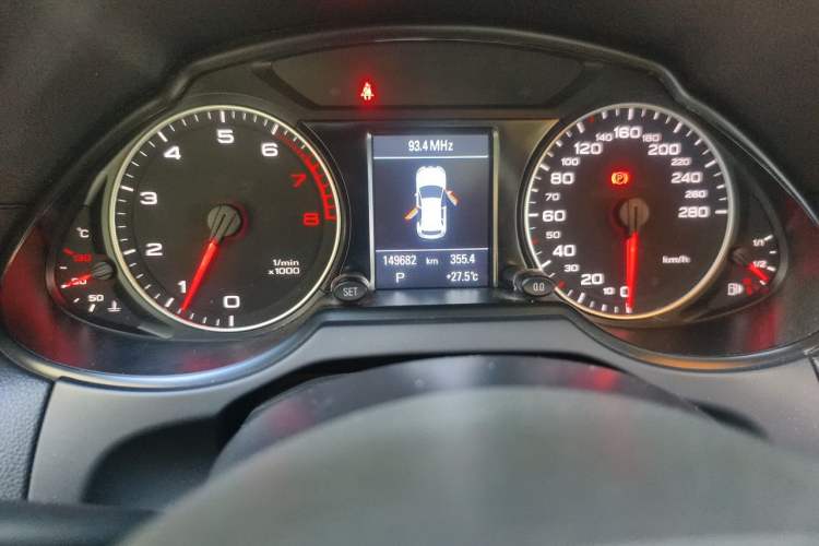 Used Audi Q5 2011 2.0TFSI Comfort Version Odometer Close Up