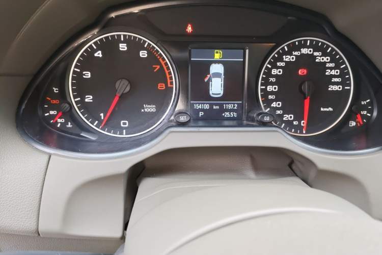 Used Audi Q5 2011 2.0TFSI Comfort Version Odometer Close Up