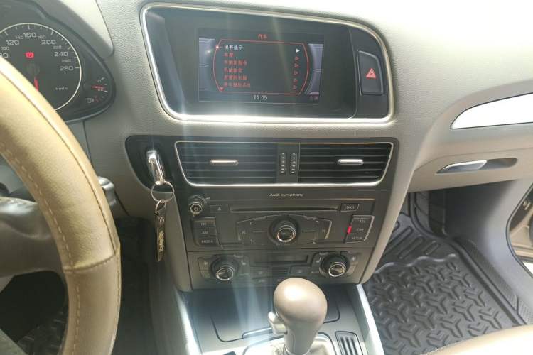 Used Audi Q5 2011 2.0TFSI Technology Model Audio And AC Panel