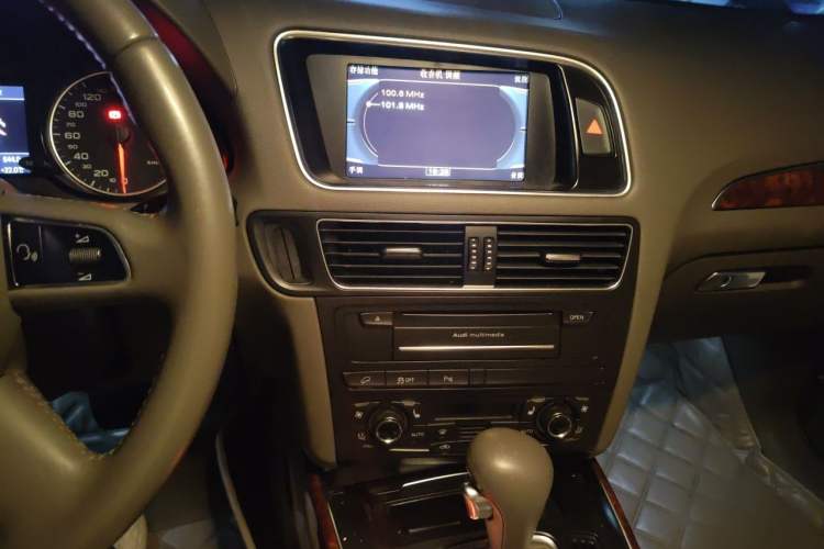 Used Audi Q5 2011 2.0TFSI Comfort Version Audio And AC Panel