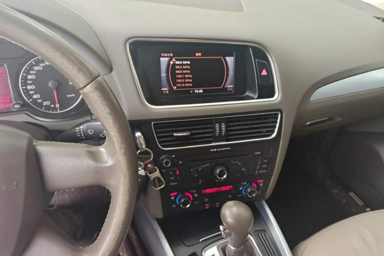 Used Audi Q5 2011 2.0TFSI Technology Model Audio And AC Panel