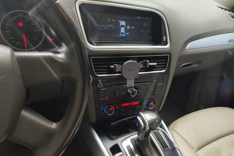 Used Audi Q5 2011 2.0TFSI Technology Model Audio And AC Panel