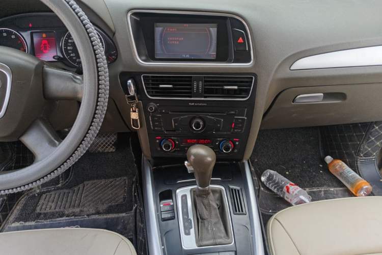 Used Audi Q5 2011 2.0TFSI Technology Model Audio And AC Panel