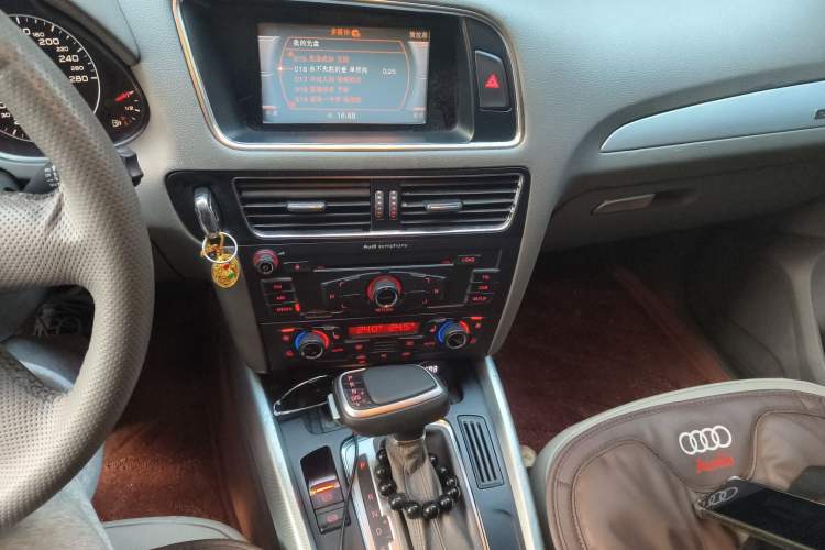 Used Audi Q5 2011 2.0TFSI Technology Model Audio And AC Panel