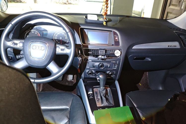 Used Audi Q5 2011 2.0TFSI Comfort Version Center Console