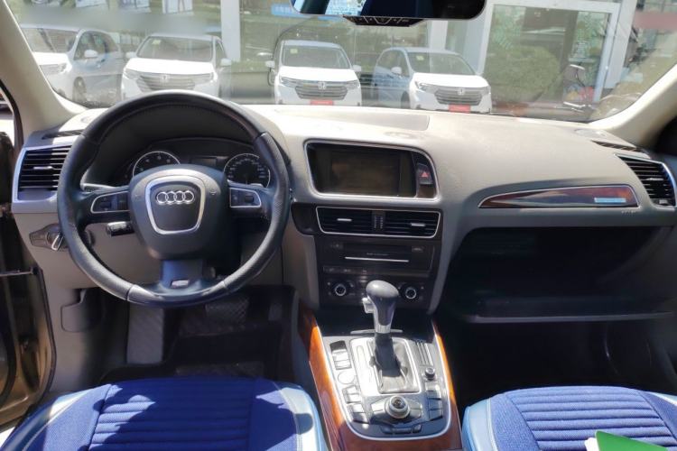 Used Audi Q5 2011 2.0TFSI Comfort Version Center Console