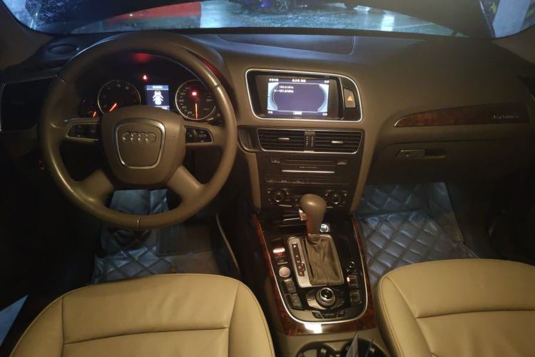 Used Audi Q5 2011 2.0TFSI Comfort Version Center Console