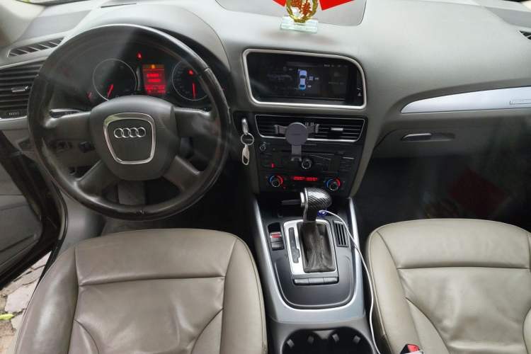 Used Audi Q5 2011 2.0TFSI Technology Model Center Console