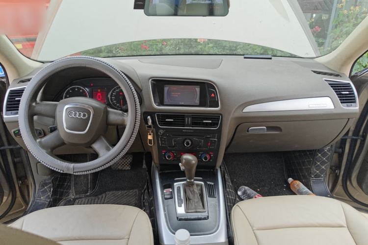 Used Audi Q5 2011 2.0TFSI Technology Model Center Console