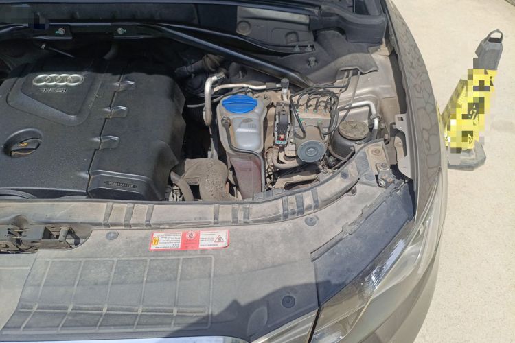 Used Audi Q5 2011 2.0TFSI Technology Model Engine Bay Left